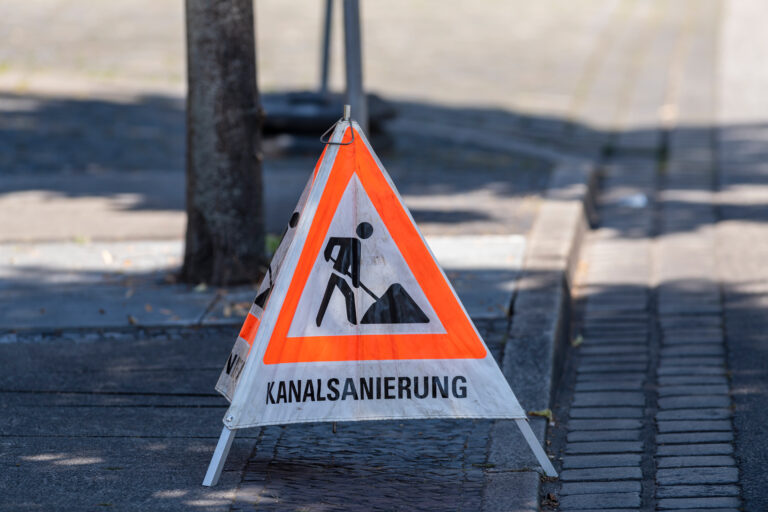 Warndreieck , Aufsteller mit der Aufschrift Kanalsanierung