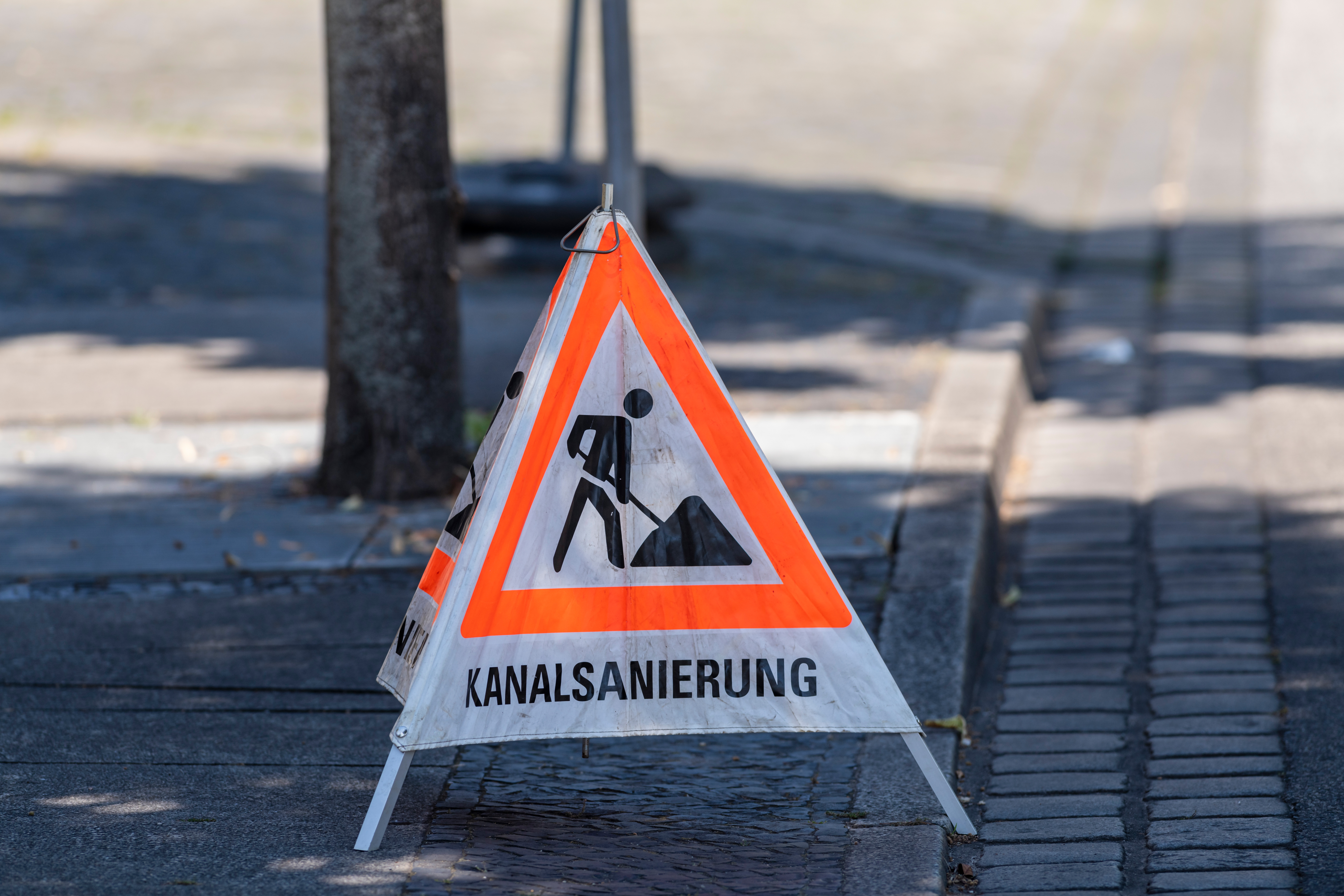Warndreieck , Aufsteller mit der Aufschrift Kanalsanierung