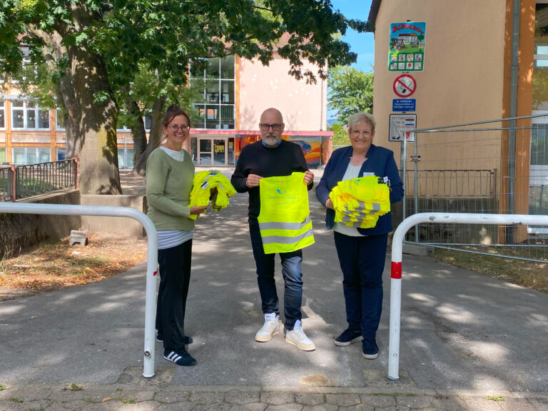 Übergabe der Warnwesten an die Grundschule Gohfeld