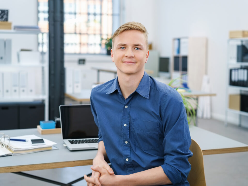 junger geschäftsmann am schreibtisch im büro