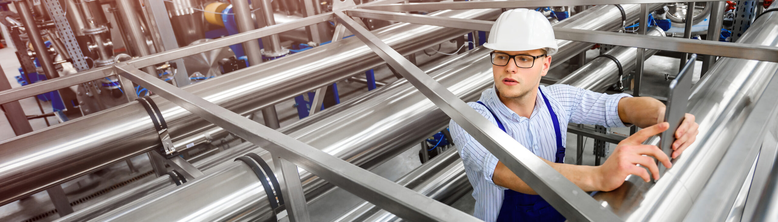 Mitarbeiter im Einsatz in der Kläranlage