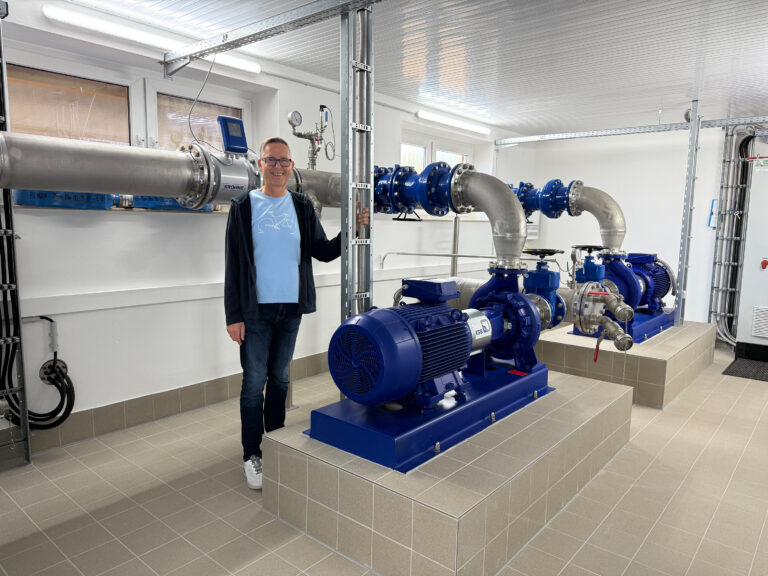 Das Bild zeigt die modernisierte Druckerhöhungsanlage mit dem Projektleiter.