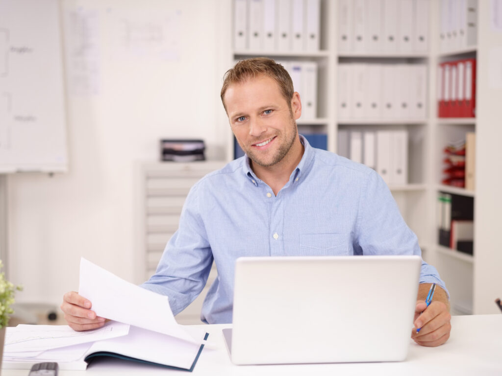 Mann mit Laptop im Büro