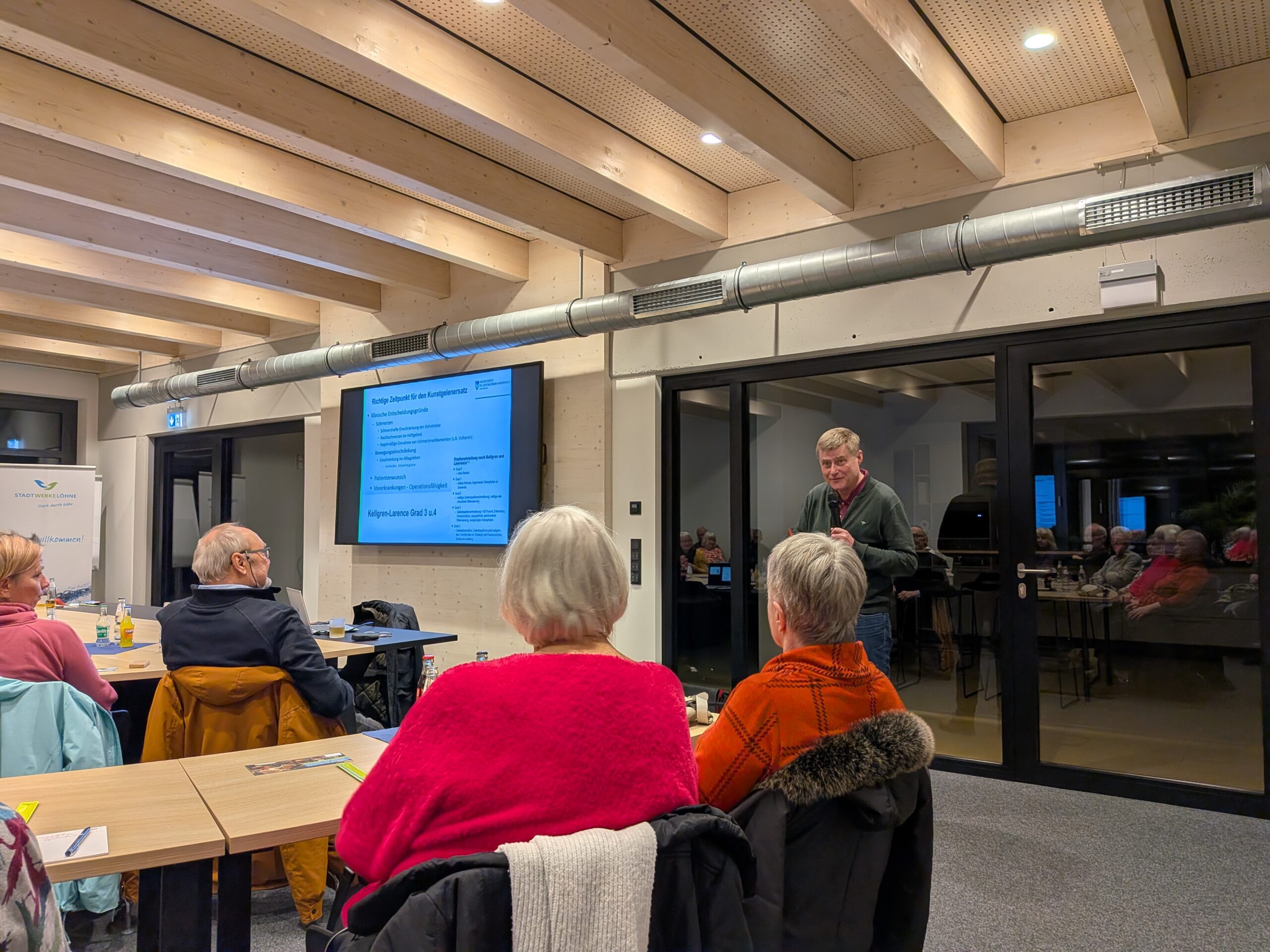 Referent und Teilnehmer im Konferenzraum