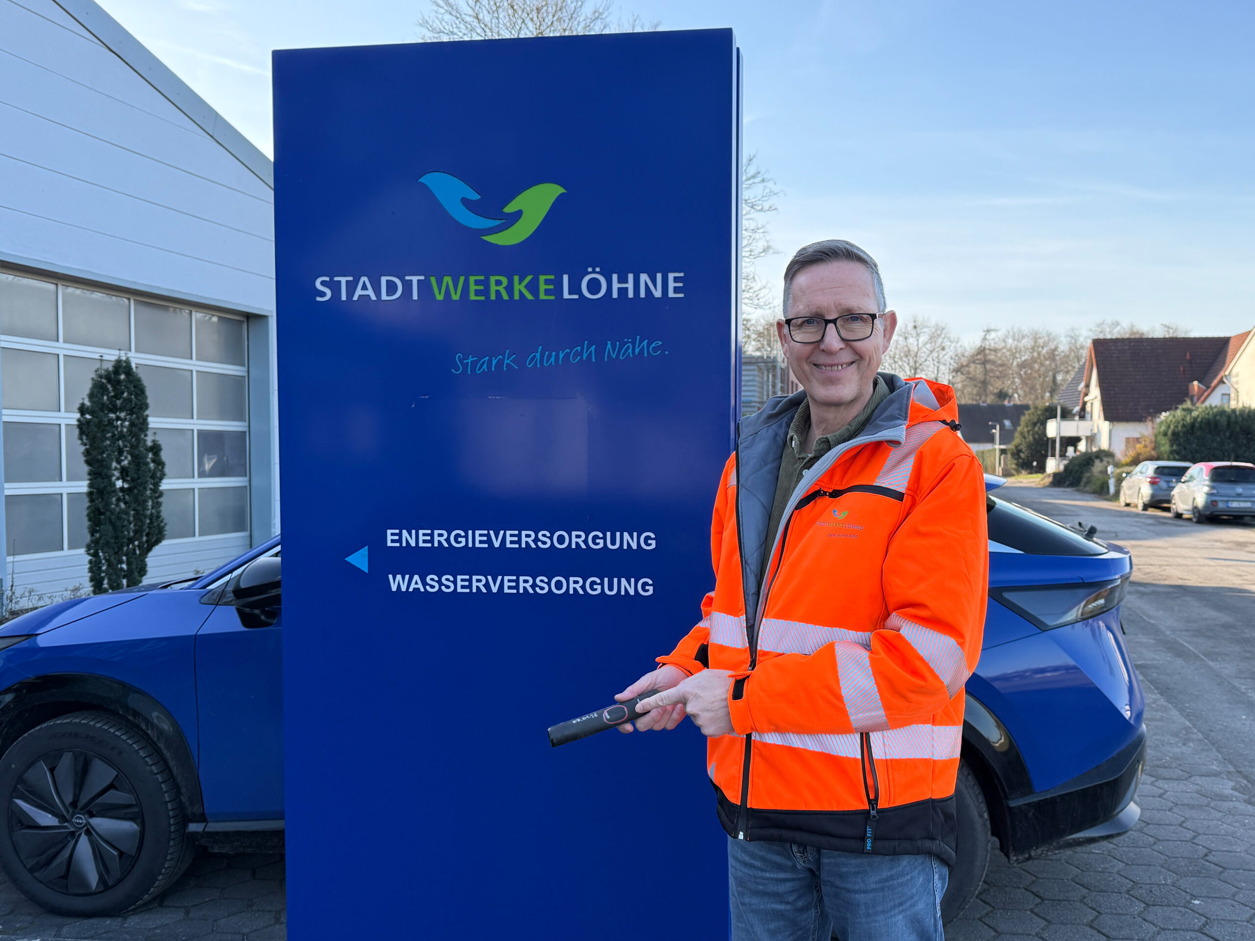 Ein Mitarbeiter zeigt ein Rohr, dass gerissen ist.