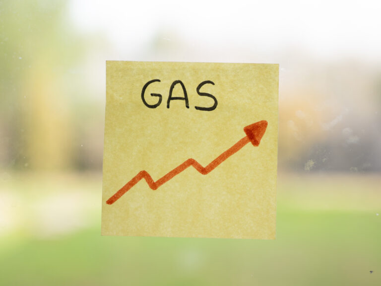 Das Wort Gas und ein aufsteigender Pfeil