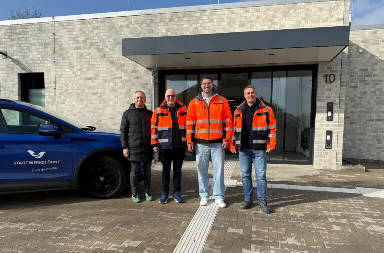 Die verantwortlichen Personen stehen vor dem Polizeigebäude.