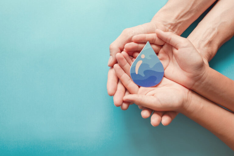 Hände halten einen Wassertropfen