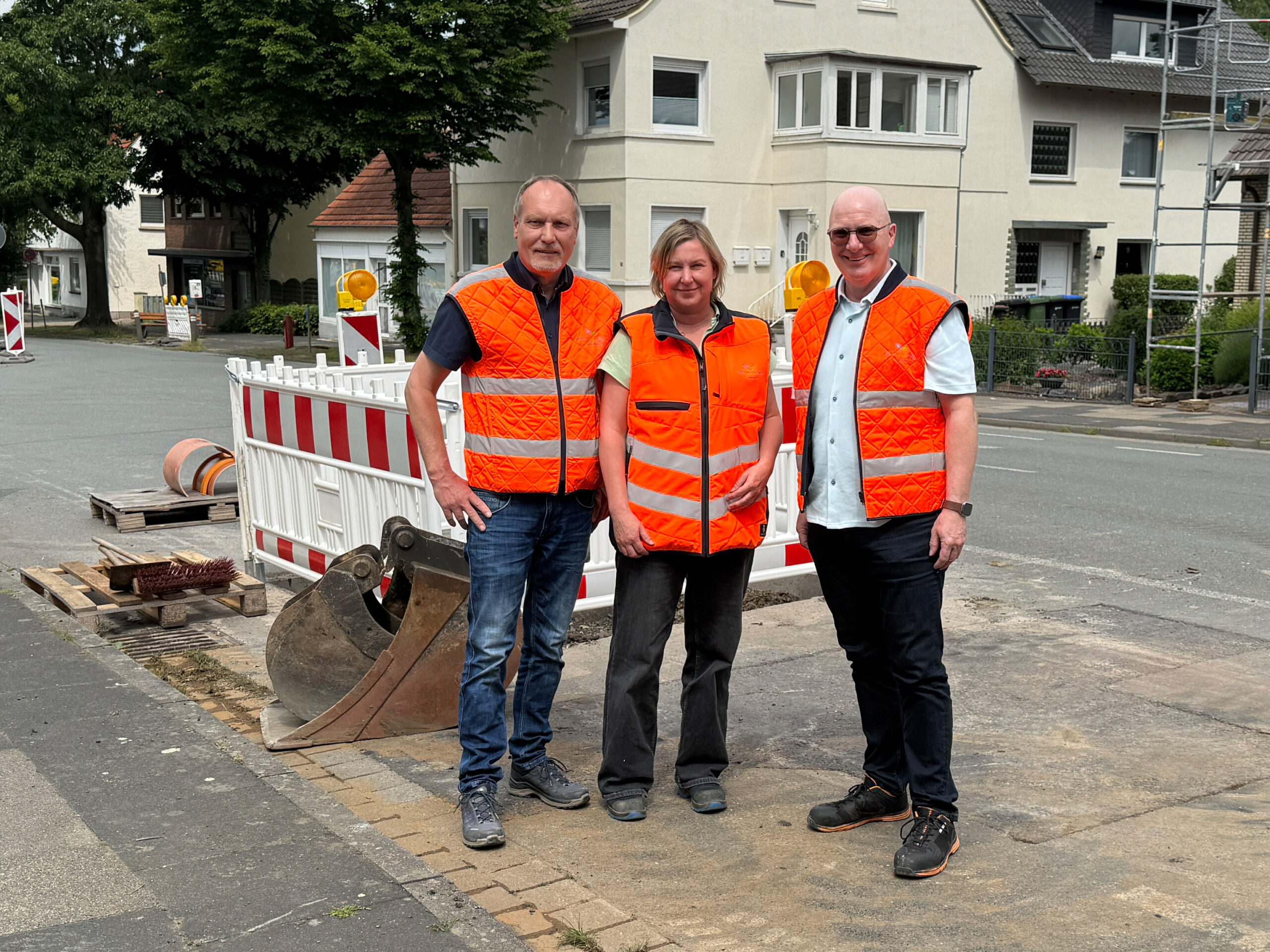 Mitarbeiter stehen vor der Baustelle