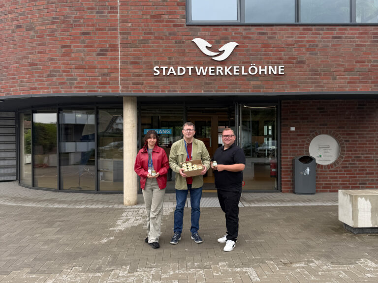 Übergabe Honiggläser von AG an Stadtwerke