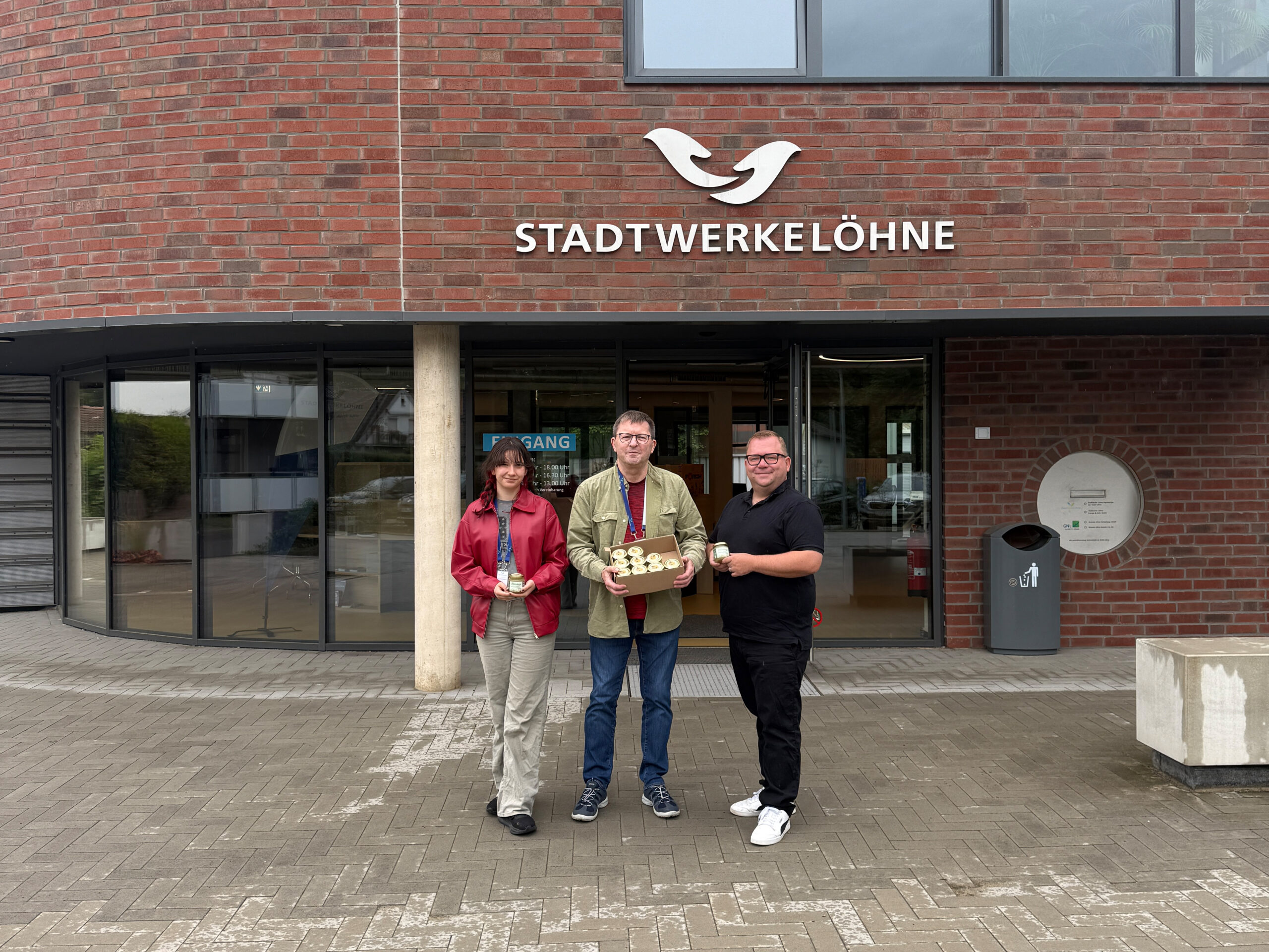 Übergabe Honiggläser von AG an Stadtwerke