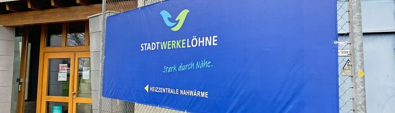 Eingang zur Heizzentrale mit Schild
