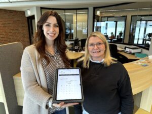 Pressesprecherin Sarah Schröder und Kundencenterleiterin Heike Onischke.
